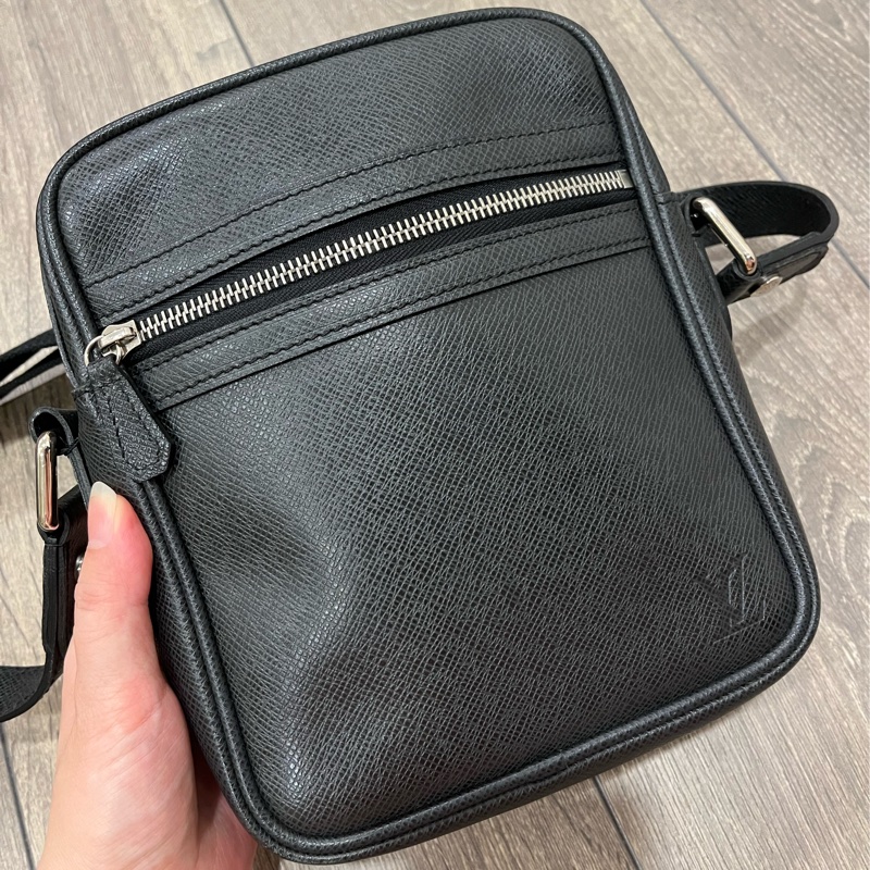 LV Taiga 全皮革相機包/斜背包-1