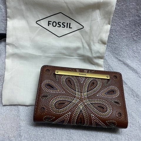 FOSSIL 真皮雕花短夾