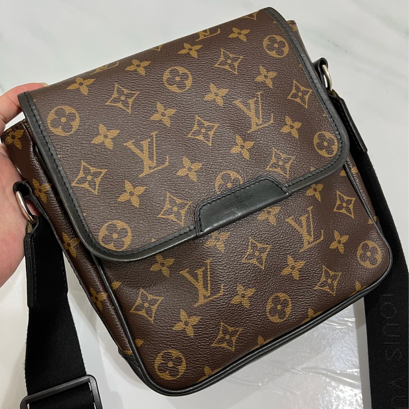 LV 老花掀蓋斜背包-1