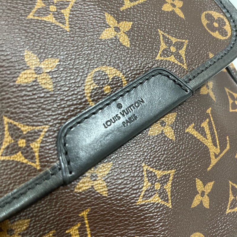 LV 老花掀蓋斜背包-3