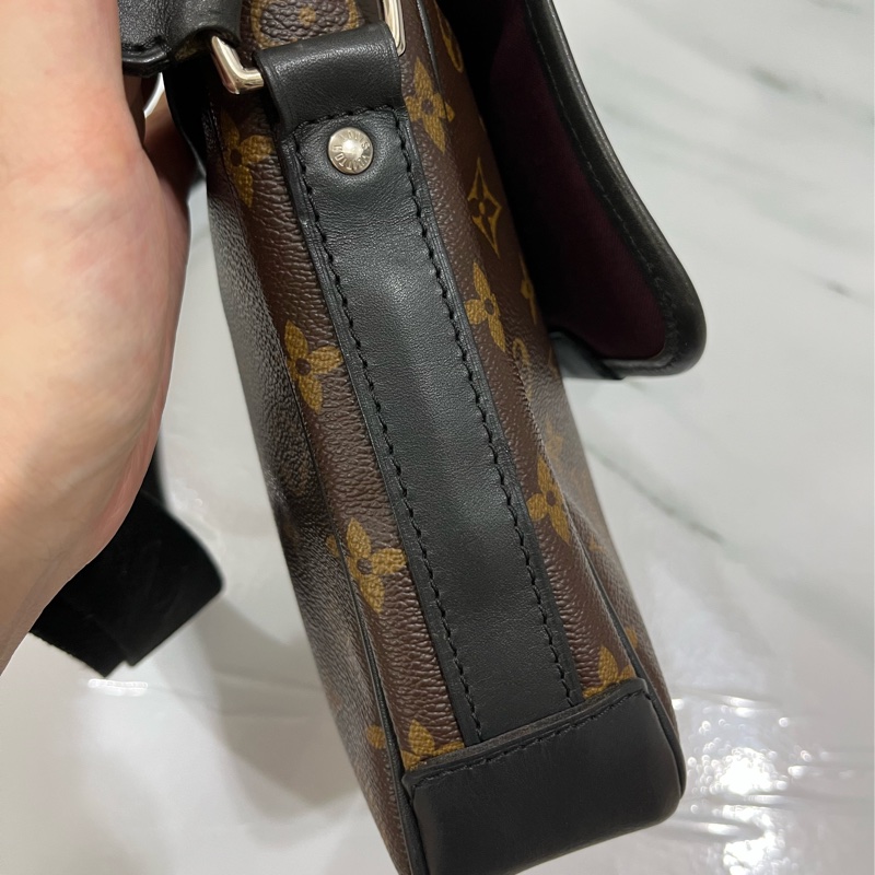 LV 老花掀蓋斜背包-4