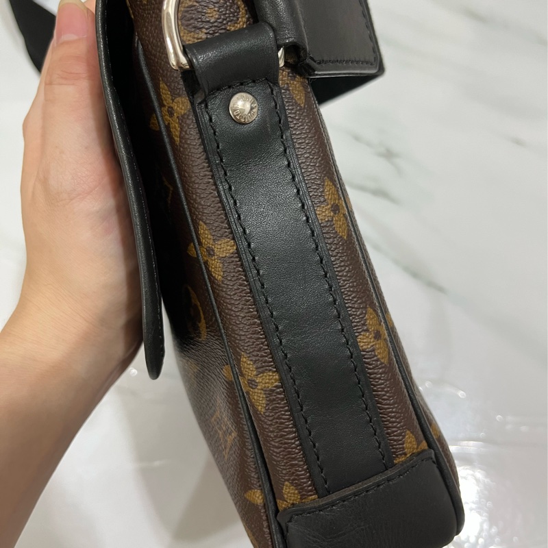 LV 老花掀蓋斜背包-5