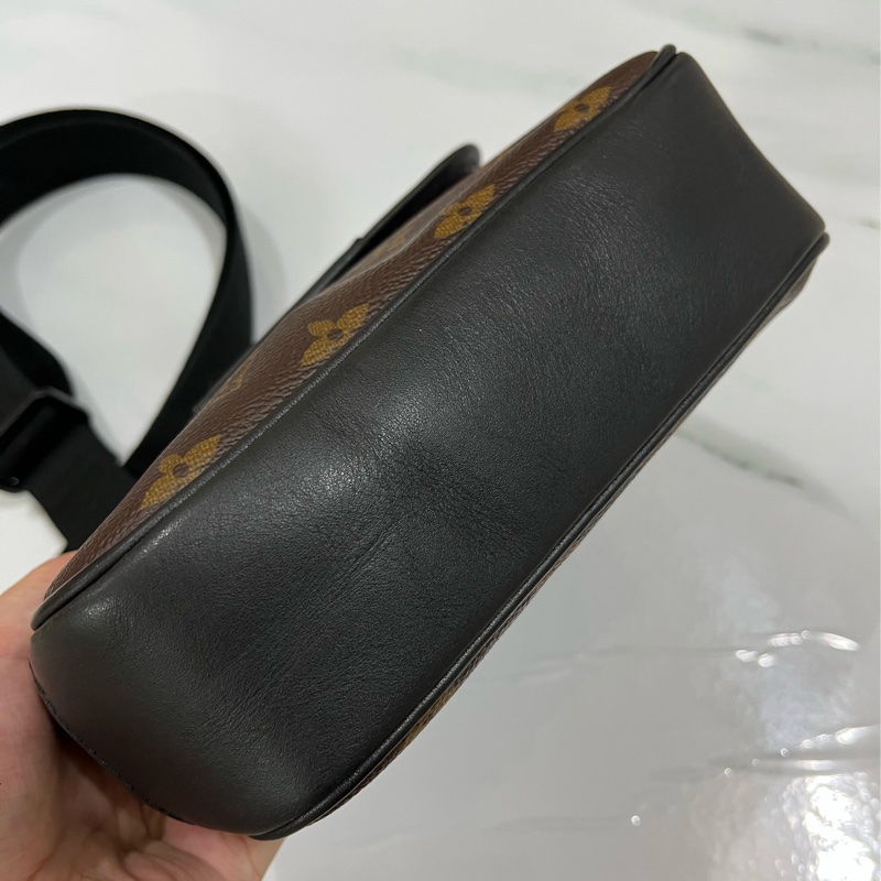 LV 老花掀蓋斜背包-6