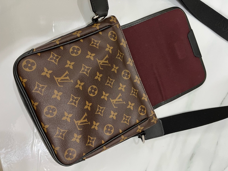 LV 老花掀蓋斜背包-9