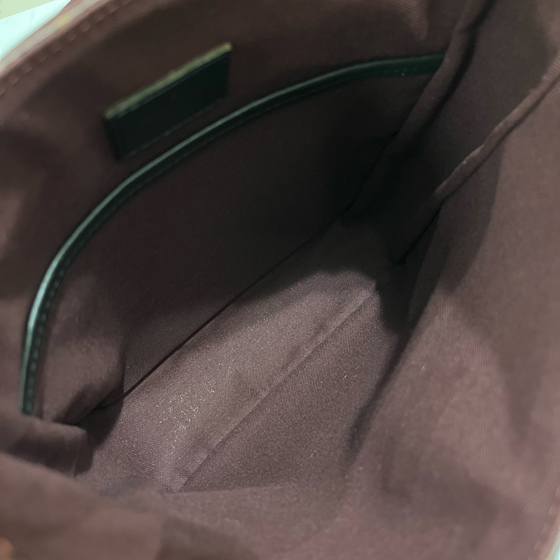 LV 老花掀蓋斜背包-10