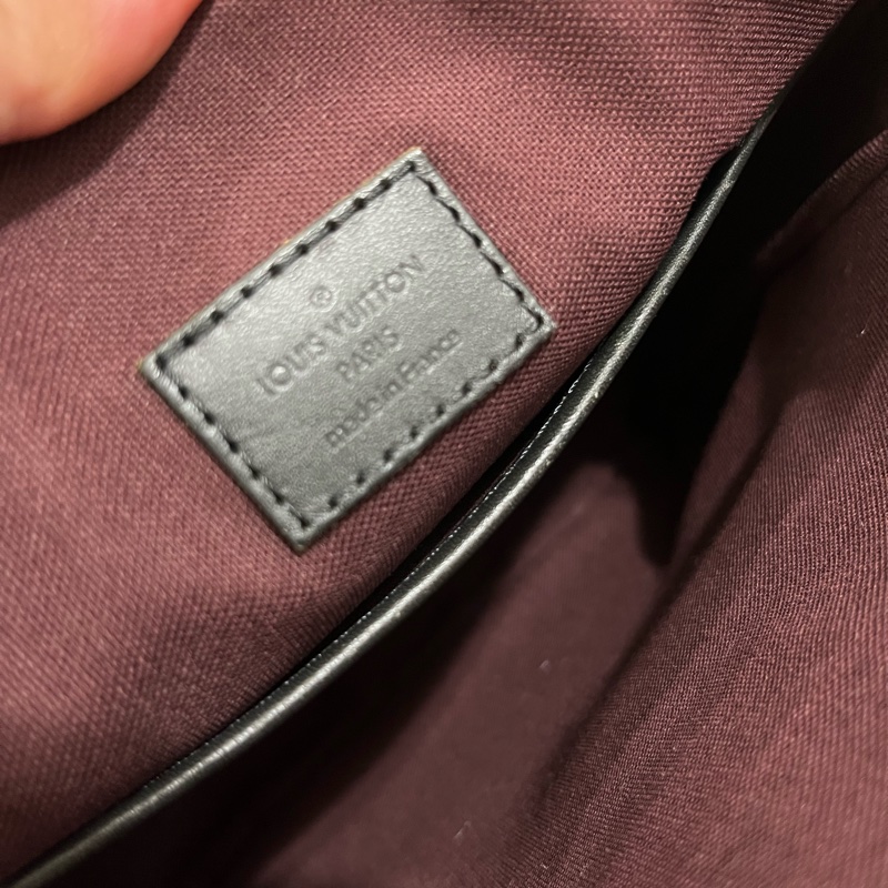 LV 老花掀蓋斜背包-11