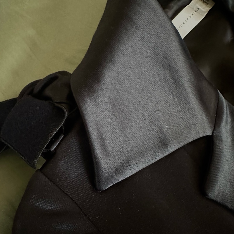 Victoria Beckham 黑色緞面長風衣-2