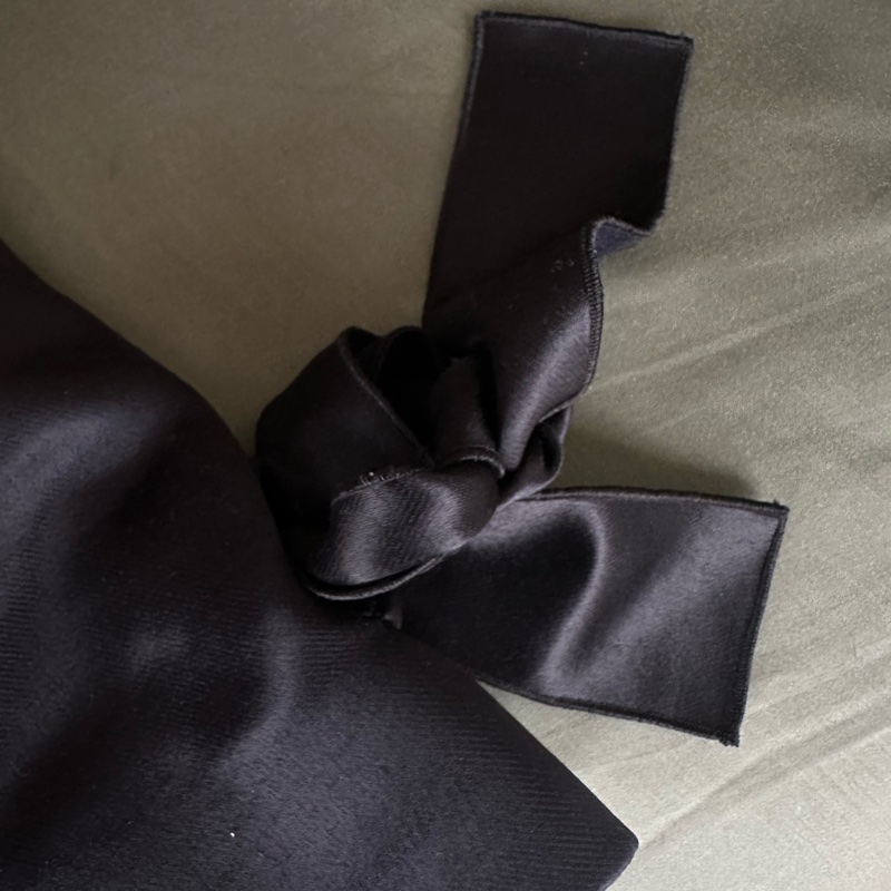 Victoria Beckham 黑色緞面長風衣-3