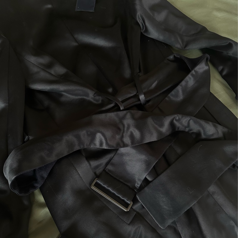 Victoria Beckham 黑色緞面長風衣-4