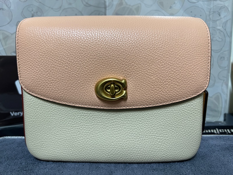 Coach專櫃款 Cassie 19郵差包 撞色粉X奶茶白茘枝皮革款 三用包-1