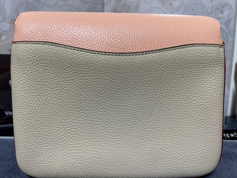 Coach專櫃款 Cassie 19郵差包 撞色粉X奶茶白茘枝皮革款 三用包-2