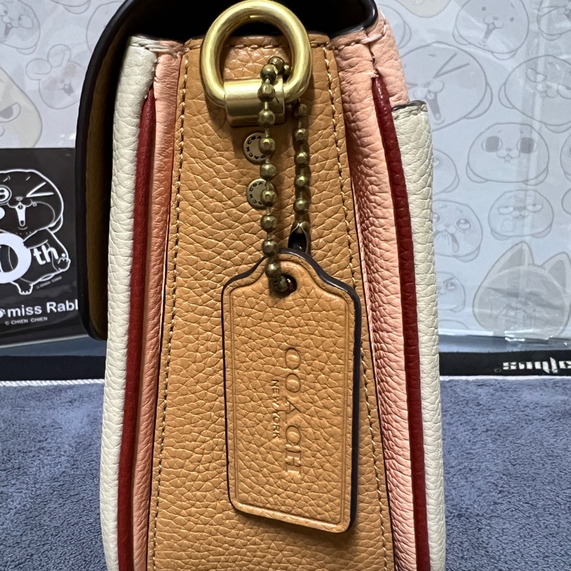 Coach專櫃款 Cassie 19郵差包 撞色粉X奶茶白茘枝皮革款 三用包-3