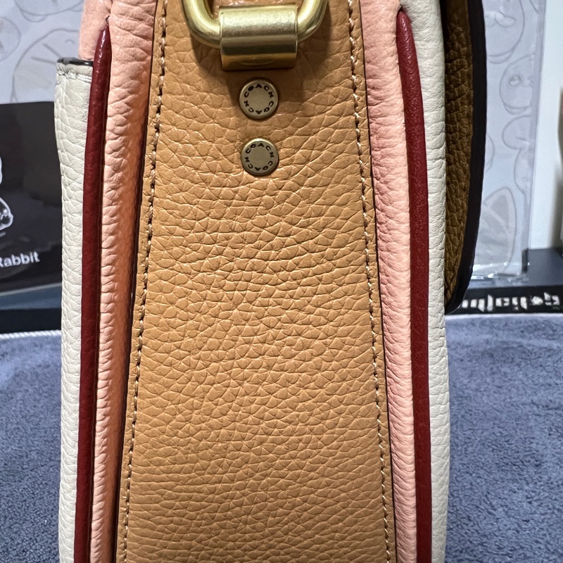 Coach專櫃款 Cassie 19郵差包 撞色粉X奶茶白茘枝皮革款 三用包-4