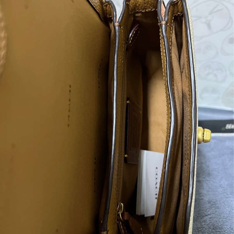 Coach專櫃款 Cassie 19郵差包 撞色粉X奶茶白茘枝皮革款 三用包-8