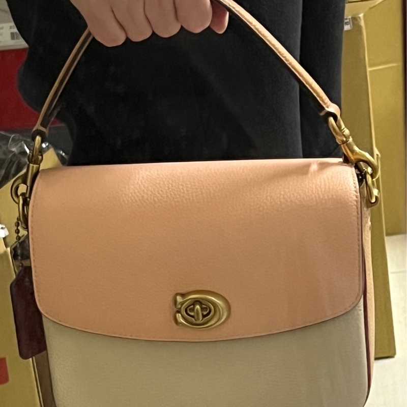 Coach專櫃款 Cassie 19郵差包 撞色粉X奶茶白茘枝皮革款 三用包-12