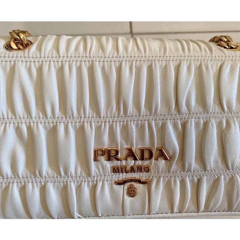 Prada 抓皺小羊皮鏈條包 米白金-5