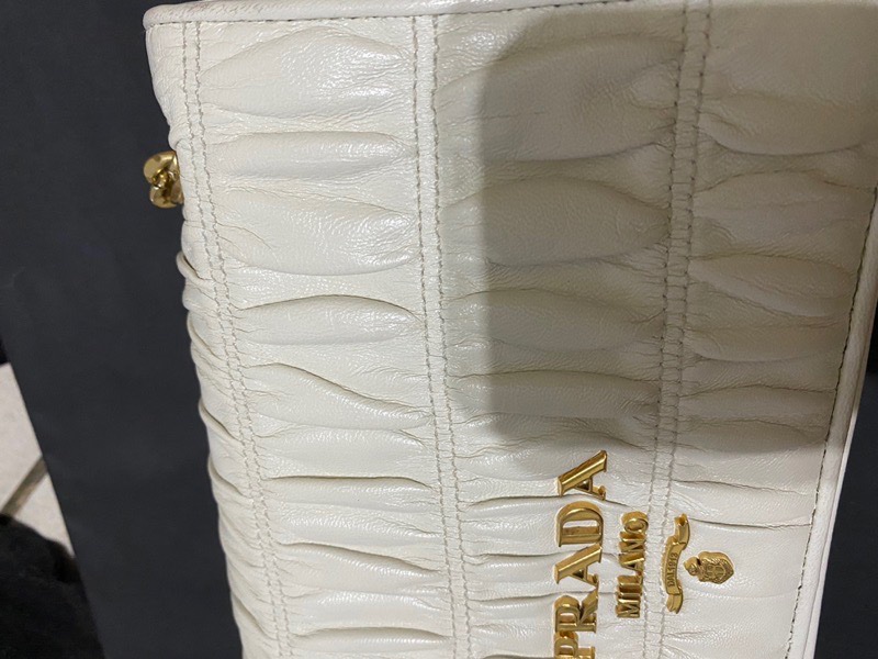 Prada 抓皺小羊皮鏈條包 米白金-7