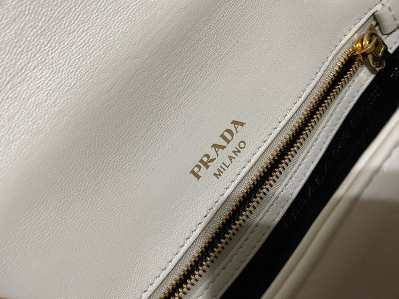 Prada 抓皺小羊皮鏈條包 米白金-9