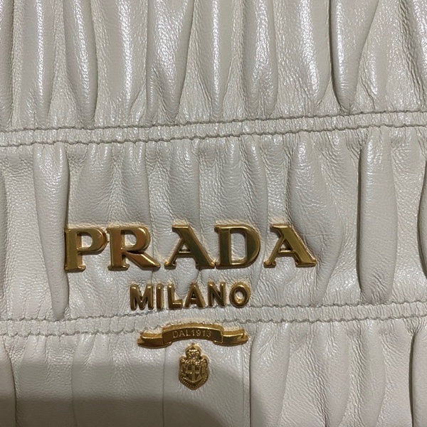 Prada 抓皺小羊皮鏈條包 米白金-12