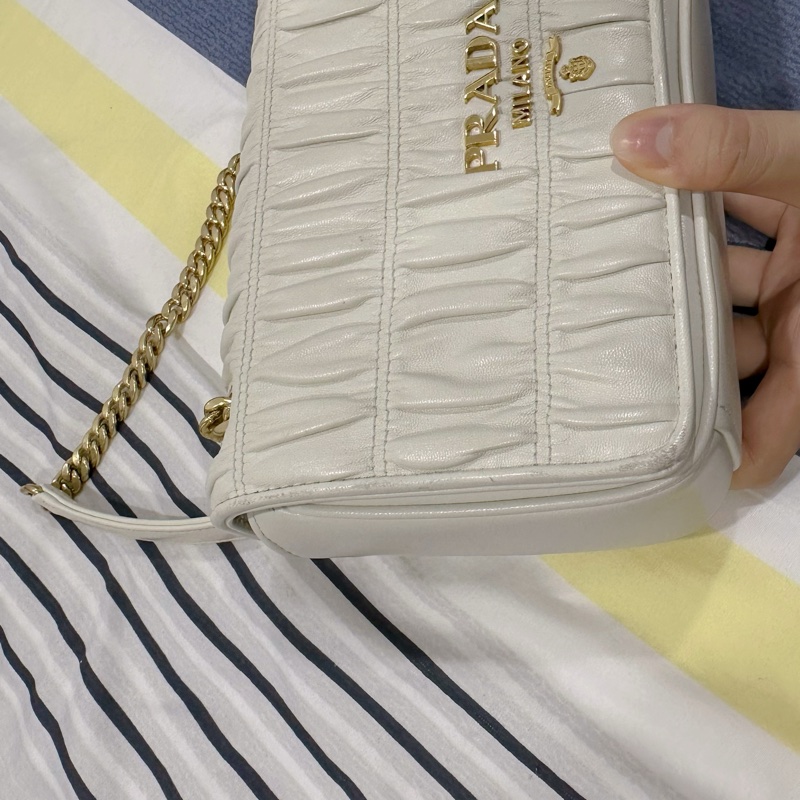 Prada 抓皺小羊皮鏈條包 米白金-13