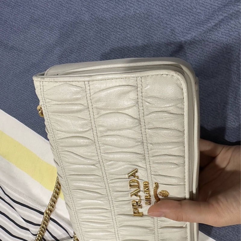 Prada 抓皺小羊皮鏈條包 米白金-14