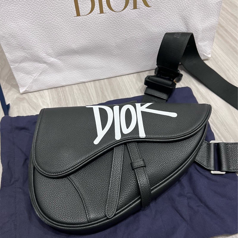 DIOR 聯名 黑色 全皮 馬鞍包 斜背包 胸口包 腰包 買了閒置 全新 紙袋 防塵套-1