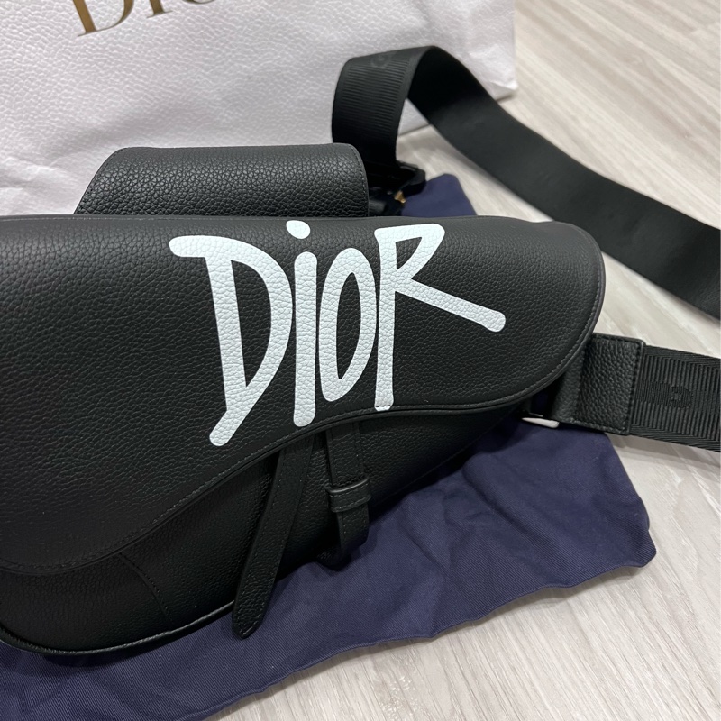 DIOR 聯名 黑色 全皮 馬鞍包 斜背包 胸口包 腰包 買了閒置 全新 紙袋 防塵套-2