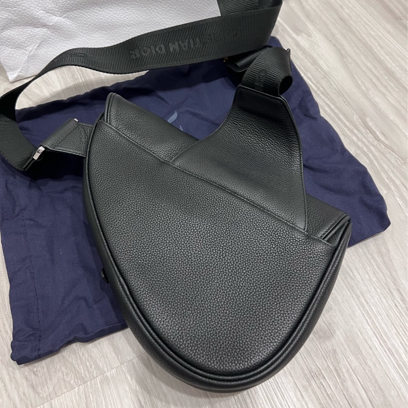 DIOR 聯名 黑色 全皮 馬鞍包 斜背包 胸口包 腰包 買了閒置 全新 紙袋 防塵套-4