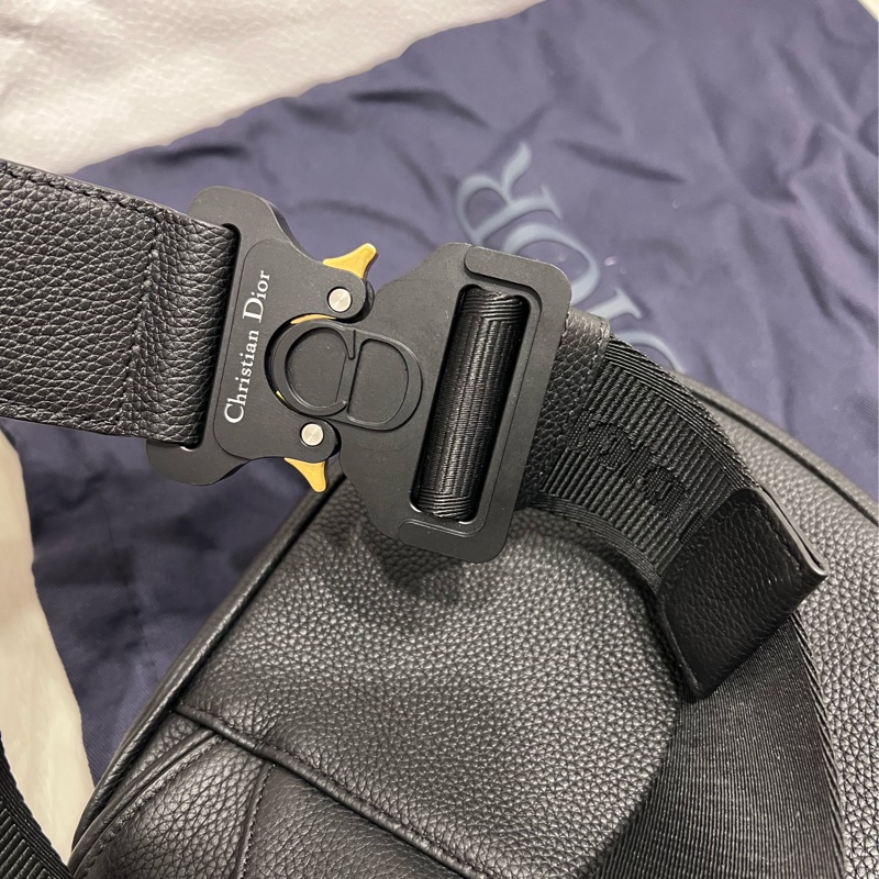 DIOR 聯名 黑色 全皮 馬鞍包 斜背包 胸口包 腰包 買了閒置 全新 紙袋 防塵套-5