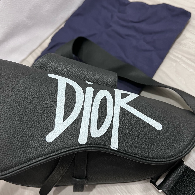 DIOR 聯名 黑色 全皮 馬鞍包 斜背包 胸口包 腰包 買了閒置 全新 紙袋 防塵套-7
