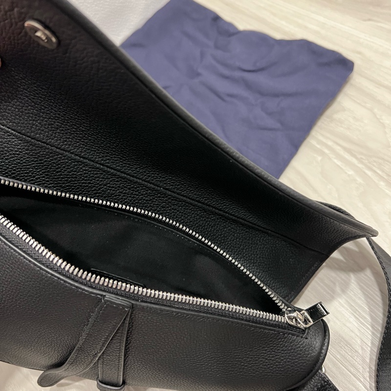 DIOR 聯名 黑色 全皮 馬鞍包 斜背包 胸口包 腰包 買了閒置 全新 紙袋 防塵套-8