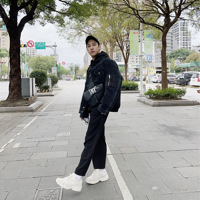 DIOR 聯名 黑色 全皮 馬鞍包 斜背包 胸口包 腰包 買了閒置 全新 紙袋 防塵套-9