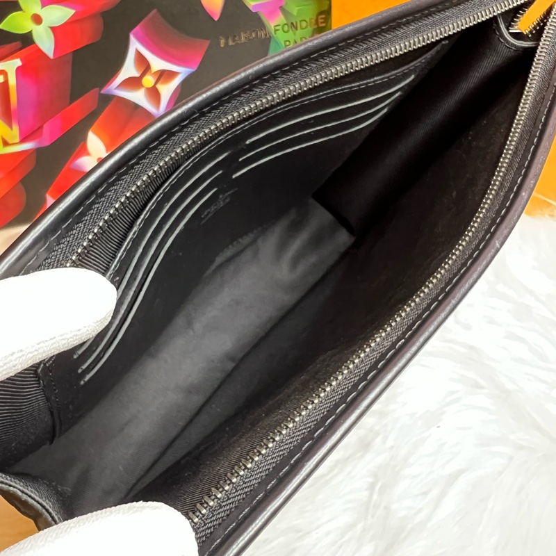 LV POCHETTE VOYAGE MM 黑老花 手拿包-14