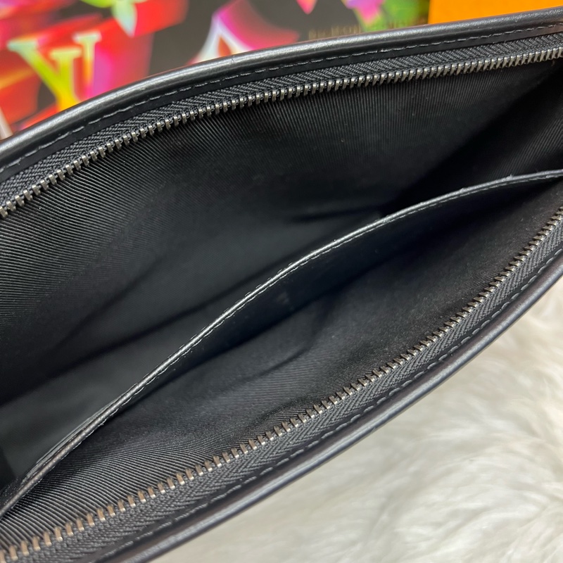 LV POCHETTE VOYAGE MM 黑老花 手拿包-15