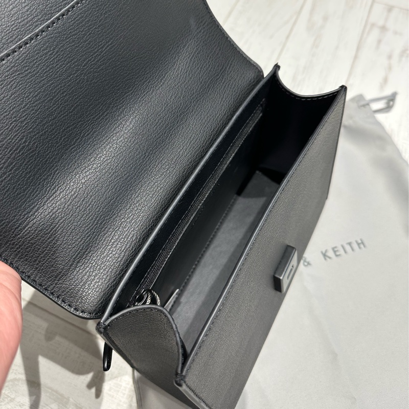 CHARLES & KEITH 鍊條掀蓋斜背包-黑色-2