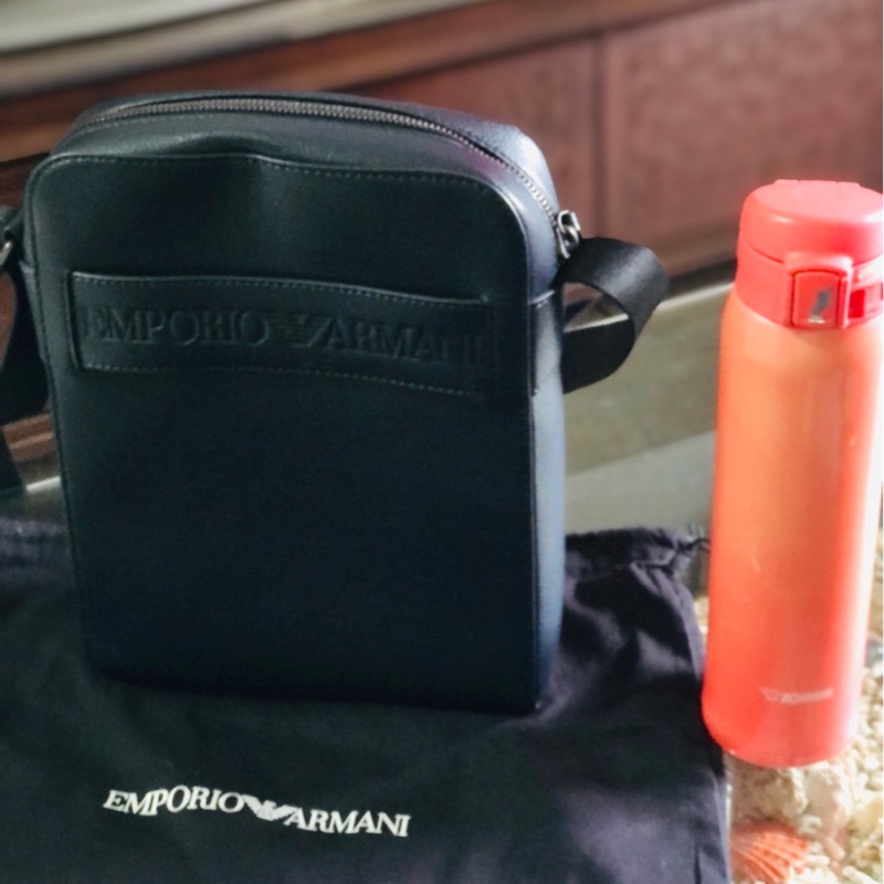 【售】EMPORIO ARMANI＿品牌字母LOGO圖騰荔枝紋斜背包＿附防塵袋-1