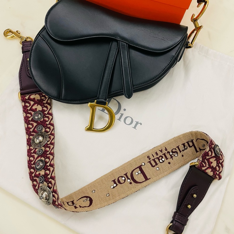 Dior Saddle 迪奧黑色馬鞍包(大款)+ 仿舊酒紅雕花雙面揹帶,皆為櫃上排隊搶購的熱門款-0