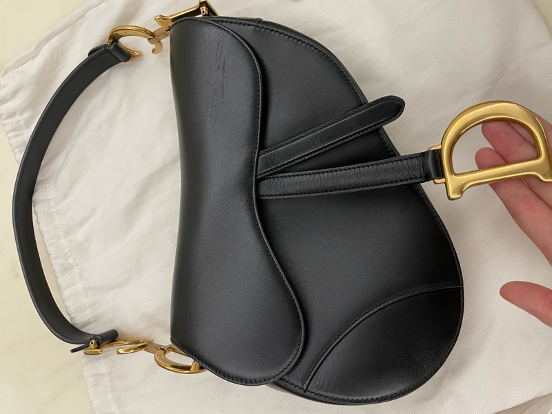 Dior Saddle 迪奧黑色馬鞍包(大款)+ 仿舊酒紅雕花雙面揹帶,皆為櫃上排隊搶購的熱門款-1