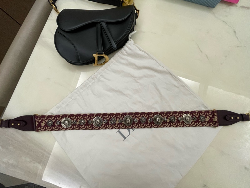 Dior Saddle 迪奧黑色馬鞍包(大款)+ 仿舊酒紅雕花雙面揹帶,皆為櫃上排隊搶購的熱門款-2