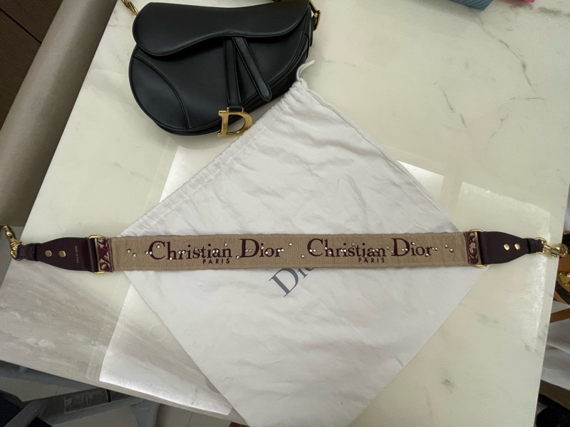 Dior Saddle 迪奧黑色馬鞍包(大款)+ 仿舊酒紅雕花雙面揹帶,皆為櫃上排隊搶購的熱門款-3