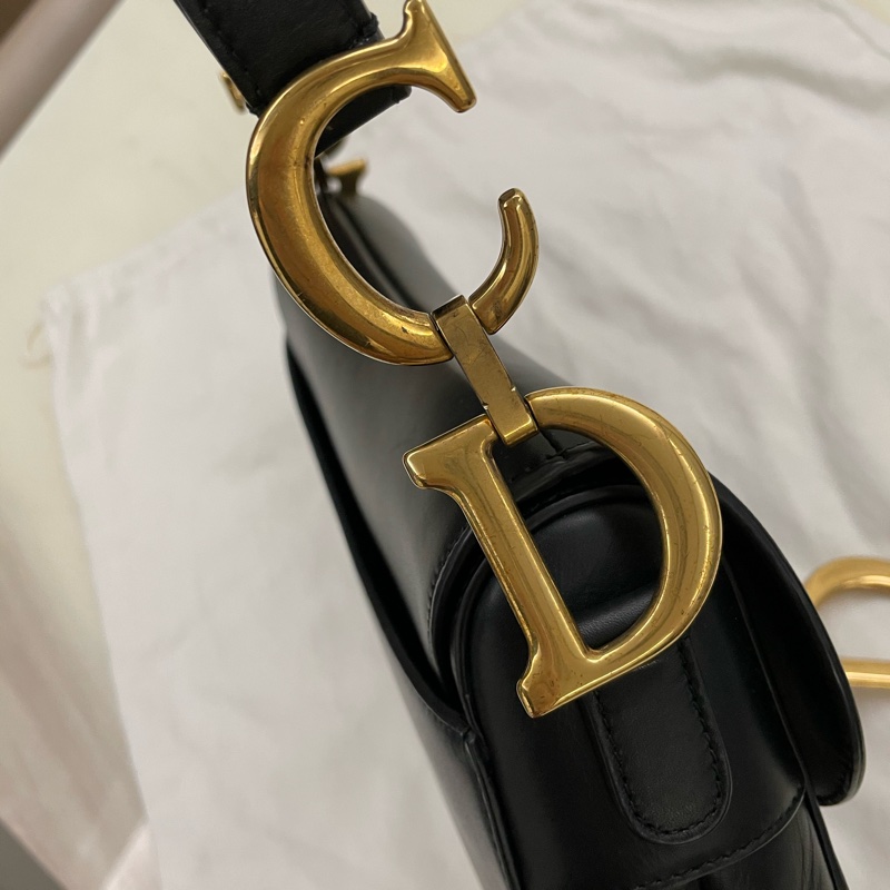 Dior Saddle 迪奧黑色馬鞍包(大款)+ 仿舊酒紅雕花雙面揹帶,皆為櫃上排隊搶購的熱門款-4