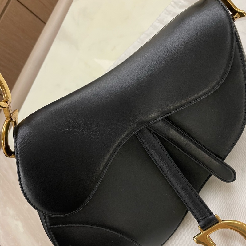 Dior Saddle 迪奧黑色馬鞍包(大款)+ 仿舊酒紅雕花雙面揹帶,皆為櫃上排隊搶購的熱門款-6