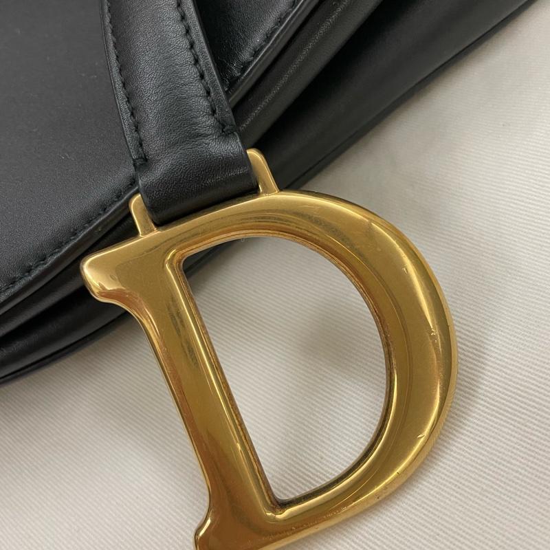 Dior Saddle 迪奧黑色馬鞍包(大款)+ 仿舊酒紅雕花雙面揹帶,皆為櫃上排隊搶購的熱門款-7