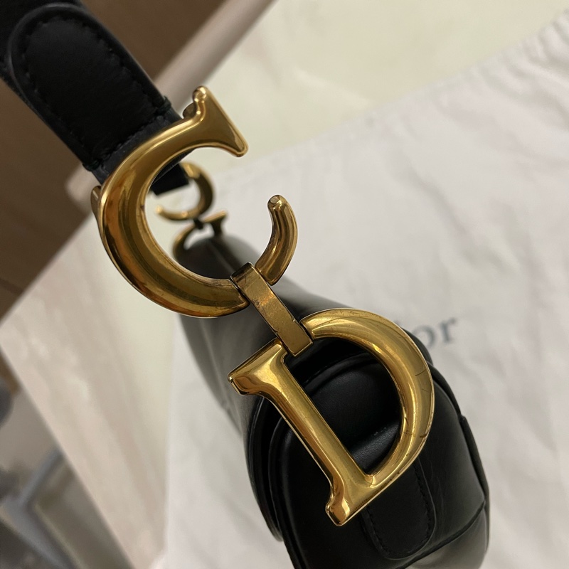 Dior Saddle 迪奧黑色馬鞍包(大款)+ 仿舊酒紅雕花雙面揹帶,皆為櫃上排隊搶購的熱門款-9