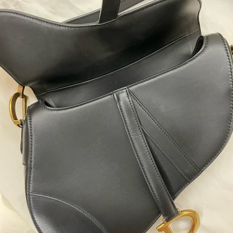 Dior Saddle 迪奧黑色馬鞍包(大款)+ 仿舊酒紅雕花雙面揹帶,皆為櫃上排隊搶購的熱門款-10