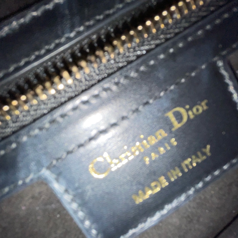 Dior Saddle 迪奧黑色馬鞍包(大款)+ 仿舊酒紅雕花雙面揹帶,皆為櫃上排隊搶購的熱門款-12