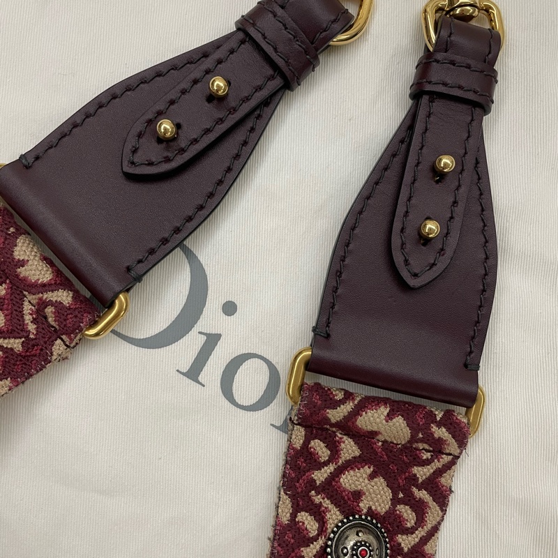 Dior Saddle 迪奧黑色馬鞍包(大款)+ 仿舊酒紅雕花雙面揹帶,皆為櫃上排隊搶購的熱門款-14