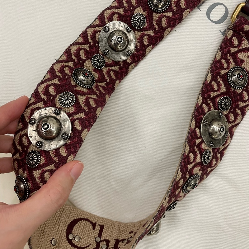 Dior Saddle 迪奧黑色馬鞍包(大款)+ 仿舊酒紅雕花雙面揹帶,皆為櫃上排隊搶購的熱門款-15