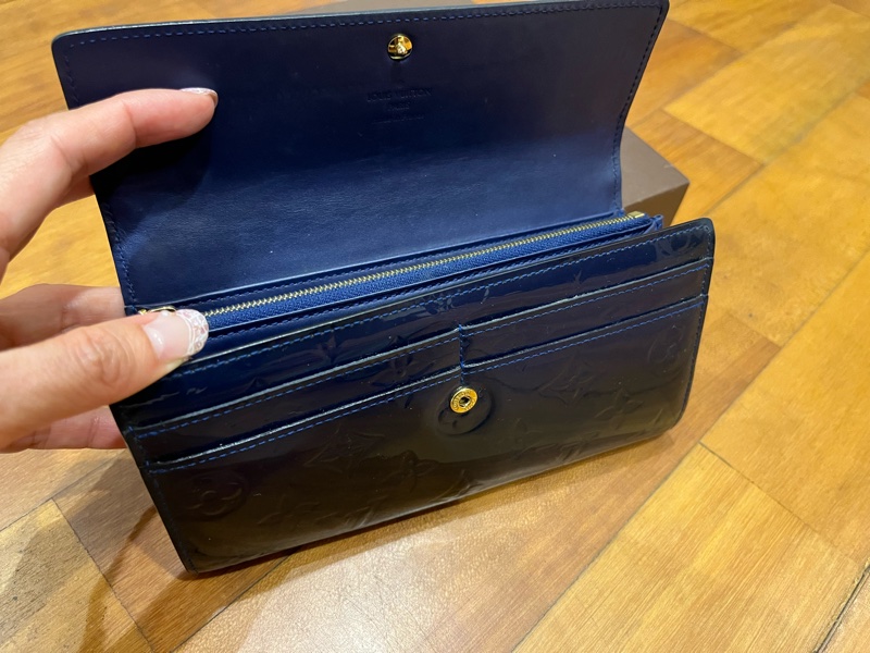 LV經典漆皮壓紋扣式長夾~藍-1