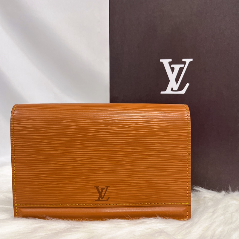 LOUIS VUITTON LV 茶色EPI手拿包/腰包-0